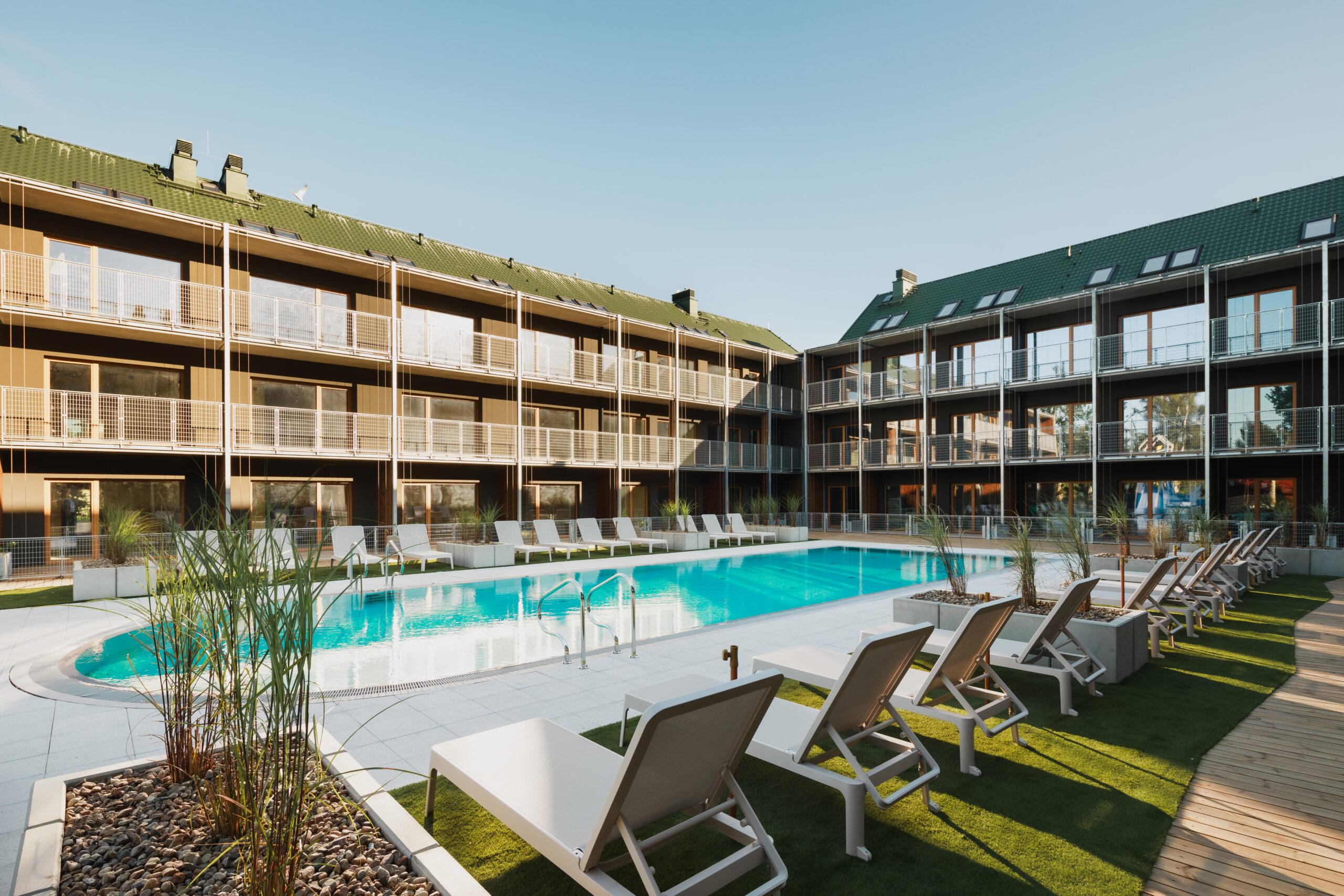 Zewnętrzny basen z podgrzewaną wodą VacationClub Resort Dźwirzyno