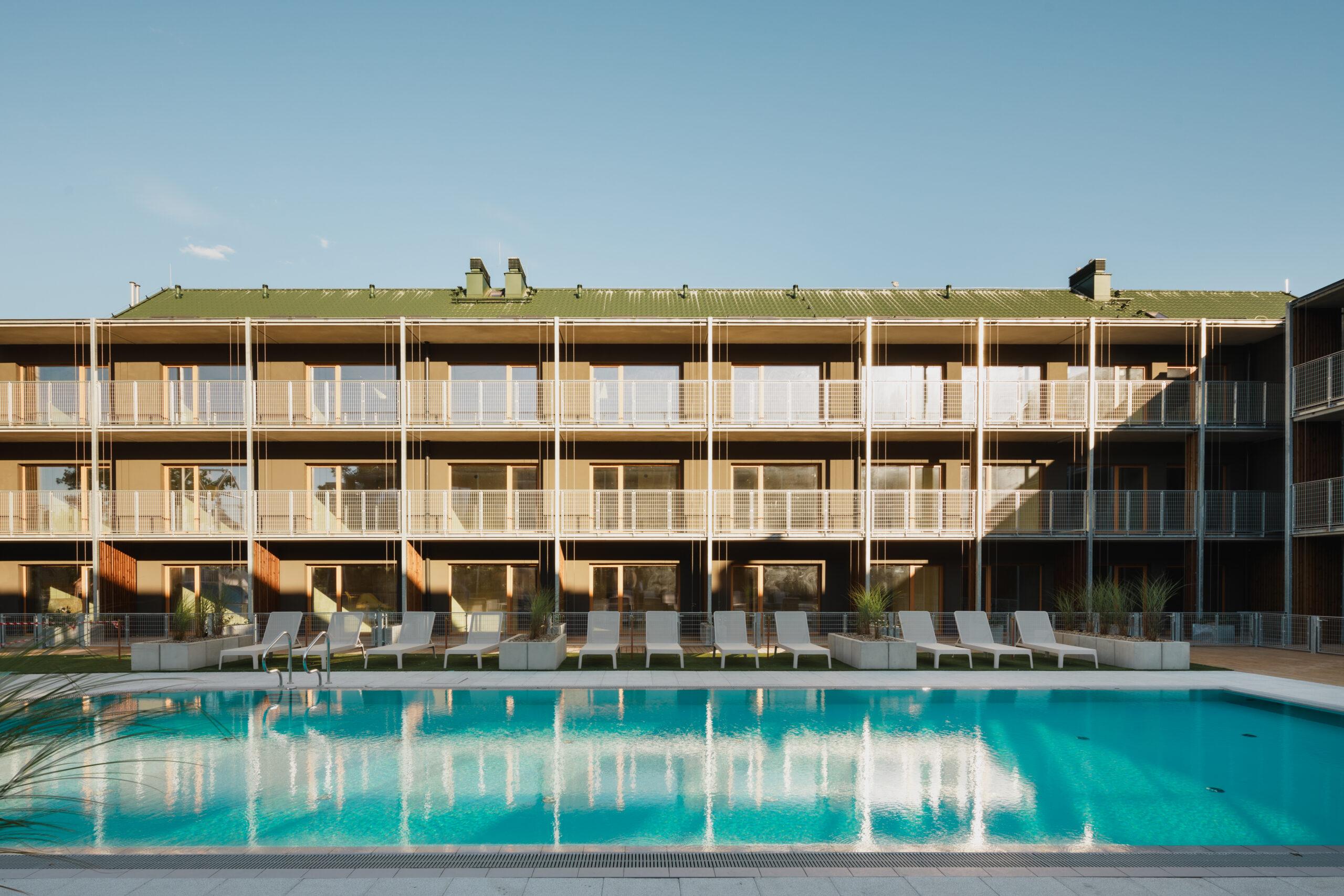 Zewnętrzny basen z podgrzewaną wodą VacationClub Resort Dźwirzyno