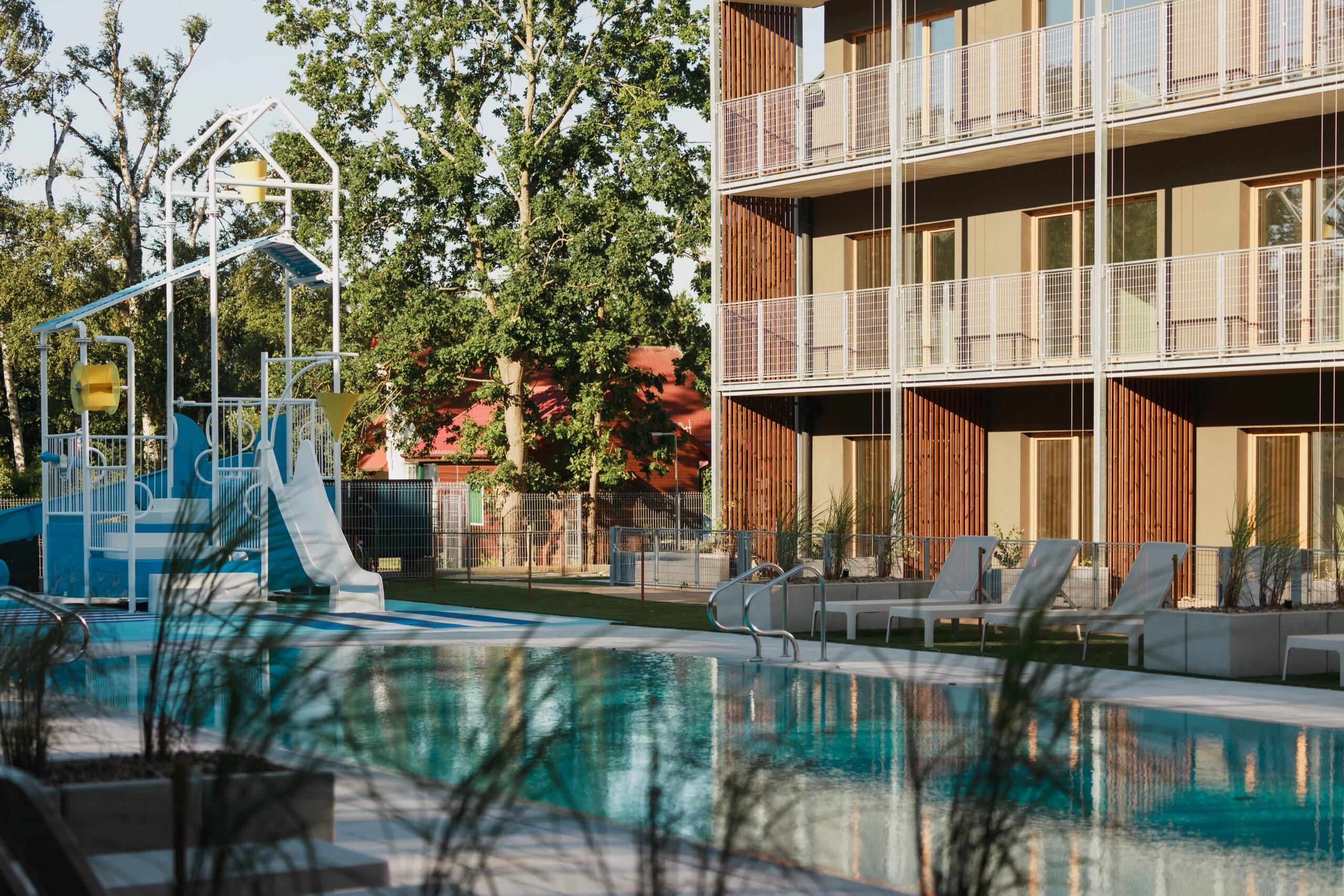 Zewnętrzny basen z podgrzewaną wodą, mini park wodny - VacationClub Resort Dźwirzyno