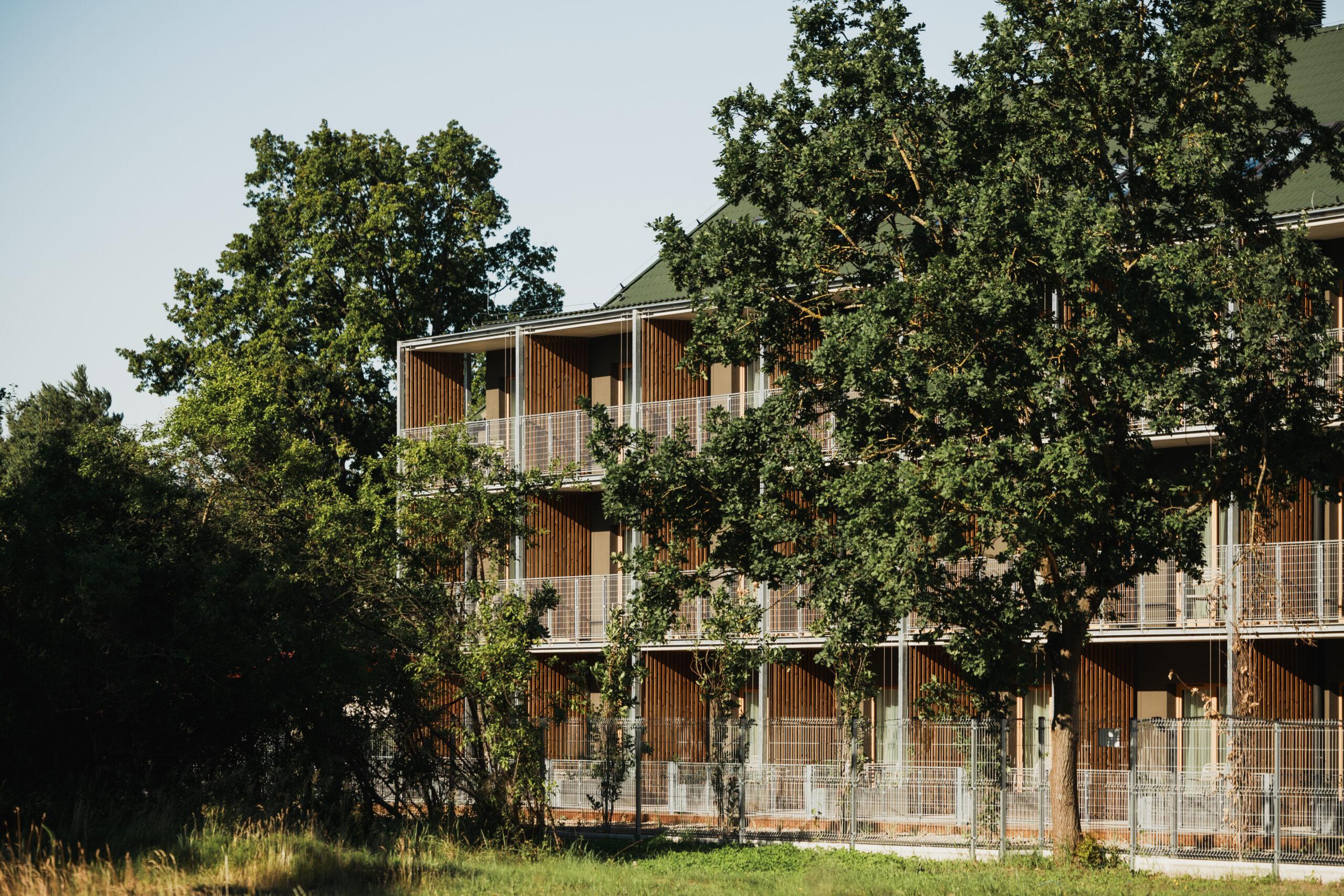 Budynek VacationClub Resort Dźwirzyno - otoczony drzewami