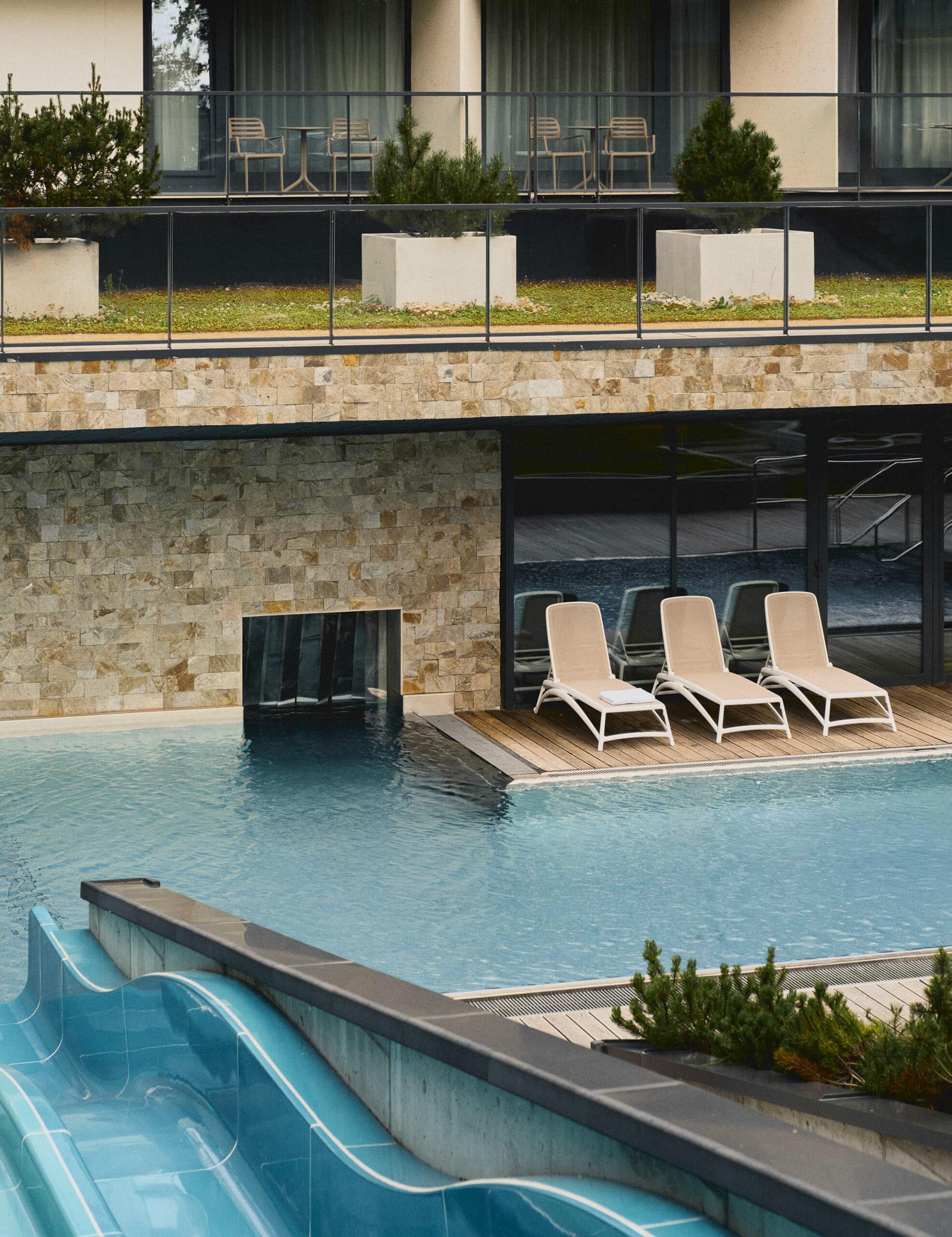 Radisson Resort Kołobrzeg - patio z basenem i strefą wypoczynku