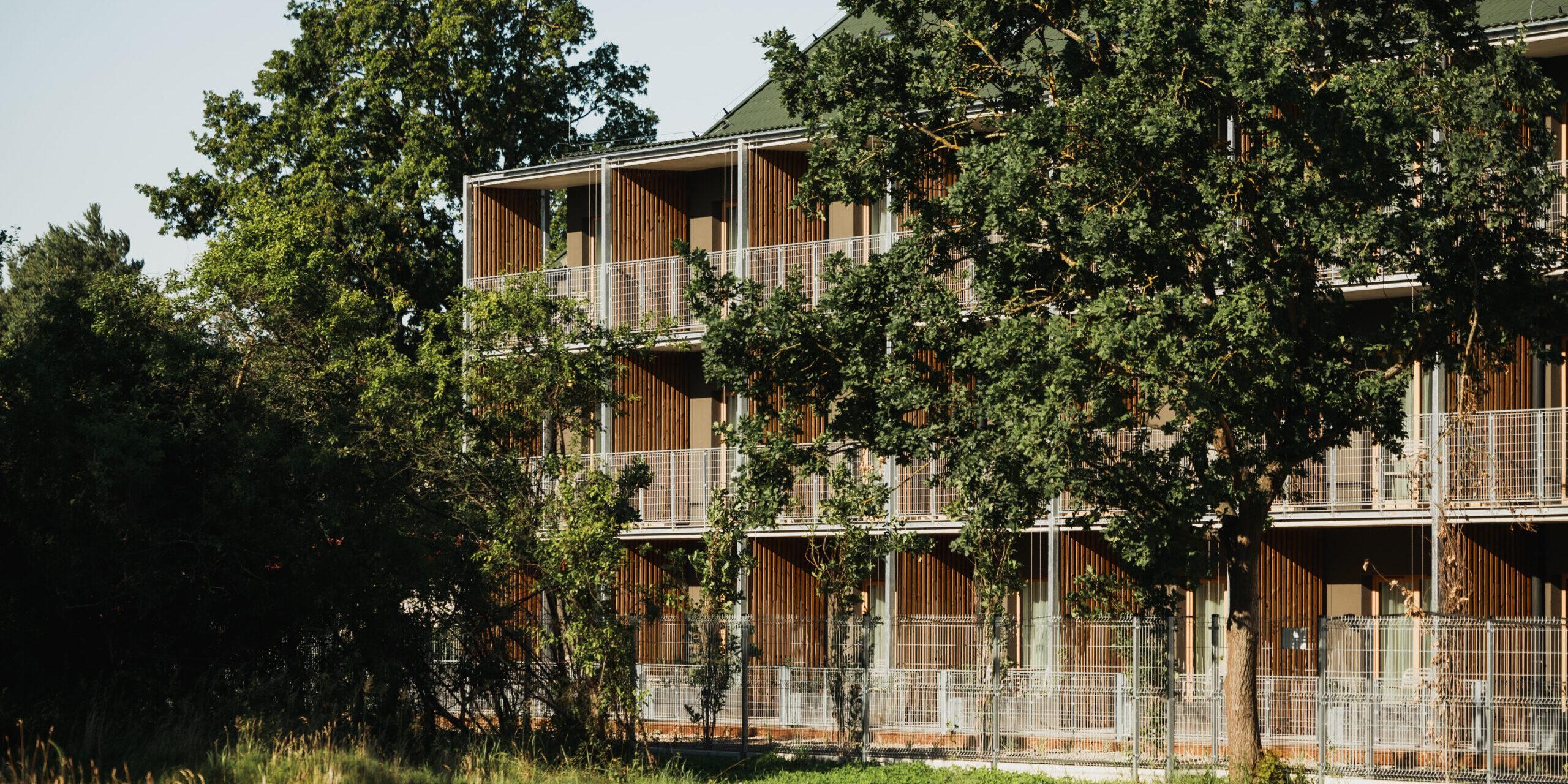 Budynek VacationClub Resort Dźwirzyno - otoczony drzewami